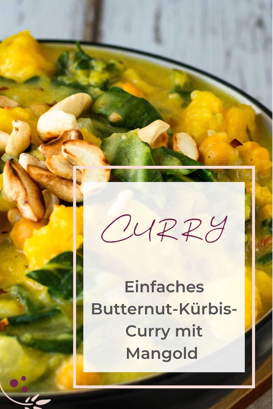 Butternut-Kürbis-Curry mit Mangold und Kichererbsen im Hintergrund, darüber der Schriftzug "Einfaches Butternut-Kürbis-Curry mit Mangold".