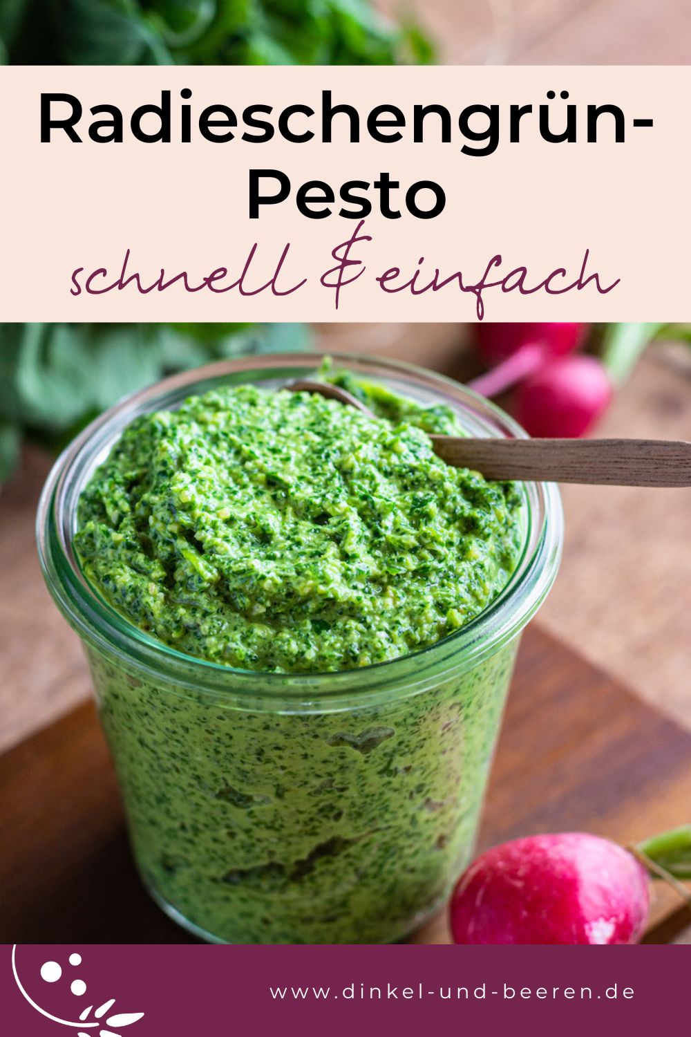 Pinterest-Grafik mit einem Bild des Radieschen-Pestos in einem Glas serviert, darüber ein rosa Kasten mit dem Schriftzug "Radieschengrün-Pesto, schnell & einfach".
