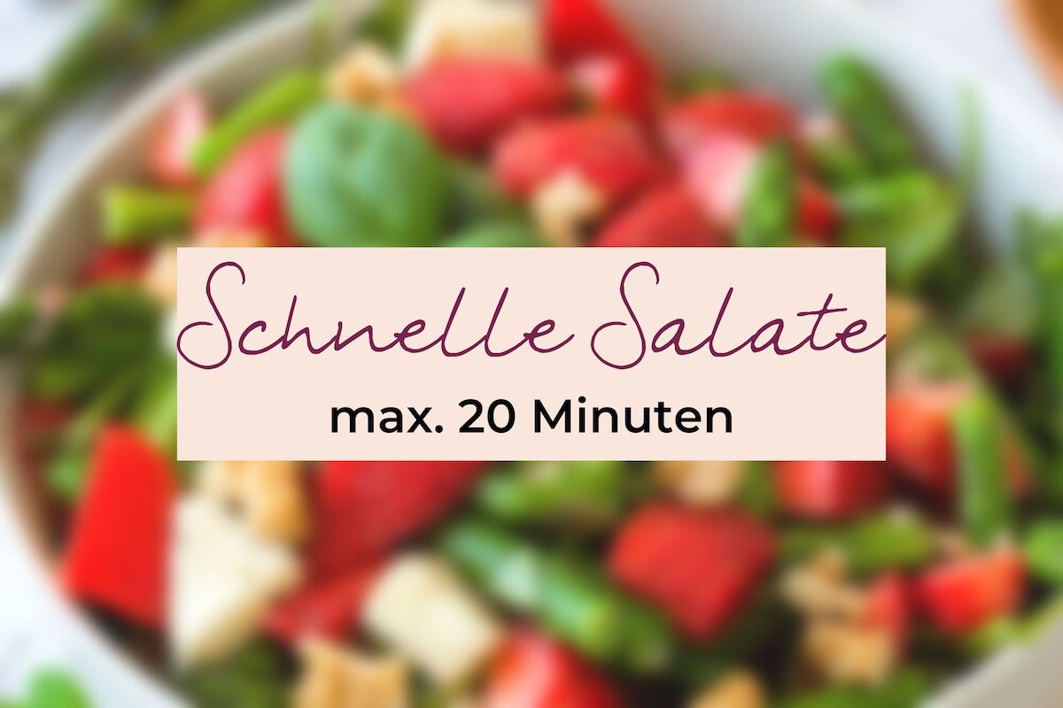 Im Hintergrund verschwommenes Bild eines Salates, davor ein rosa Rechteck mit dem Schriftzug "Schnelle Salate - max. 20 Minuten".
